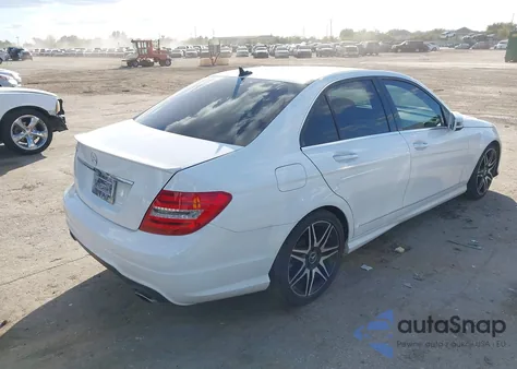 2013 Mercedes-Benz C 350 Sport z USA, uszkodzony, nr VIN WDDGF5HB2DR271844